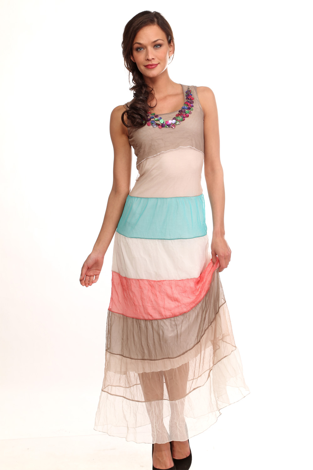 Laissez-vous séduire par cette jolie robe longue et dégradée. On adore sa matière très agréable au t...